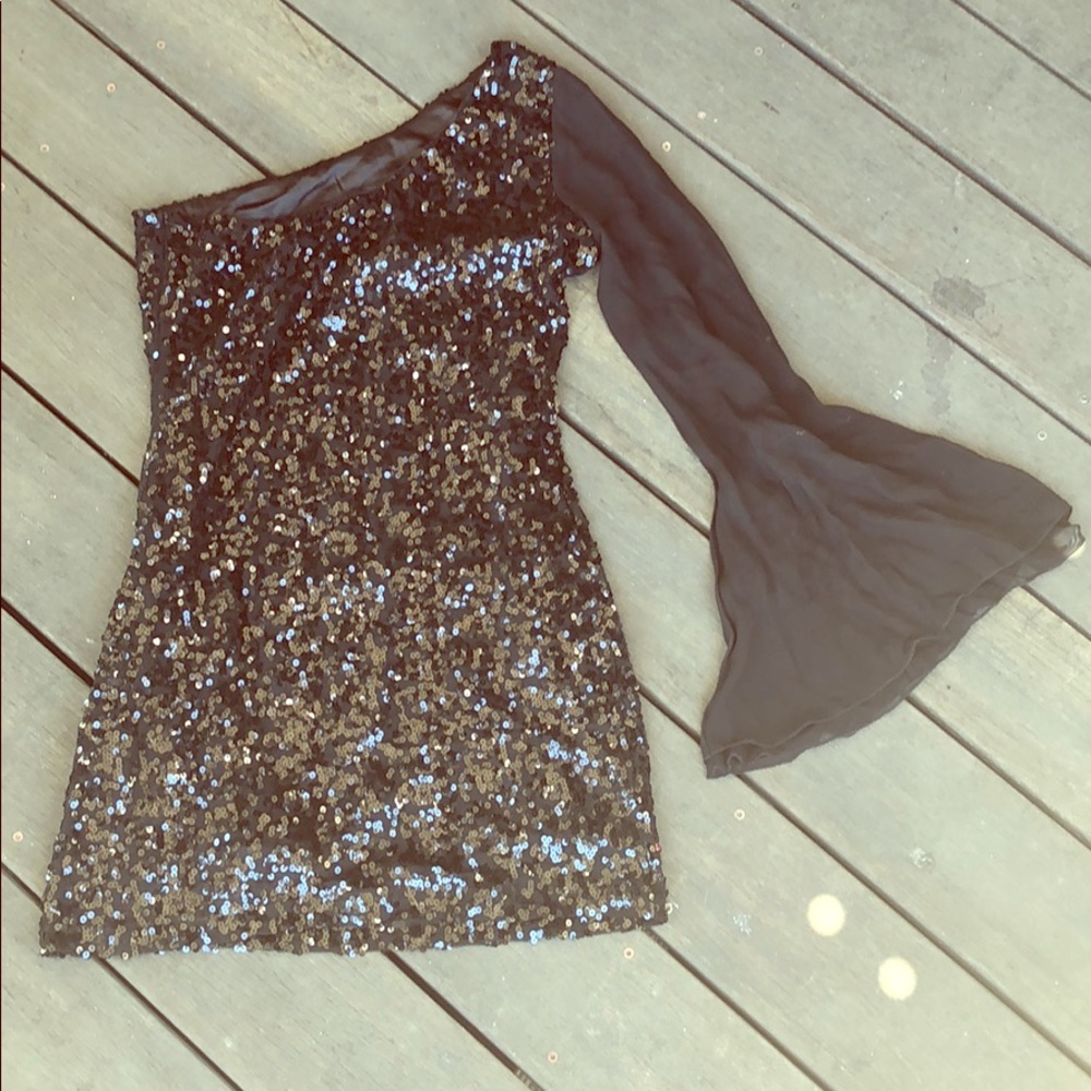 Guess by Marciano. Sequenced short dress. Size M
